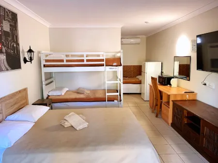 Central Jetty Motel Отели в г. Форрестерс Бич