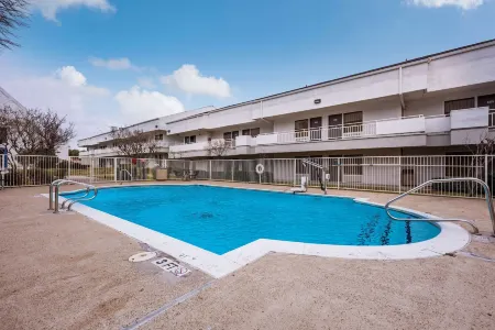 Motel 6 Irving, TX - Irving DFW Airport East Отели рядом со станцией Trinity Rail Express - CentrePort/DFW Airport Station