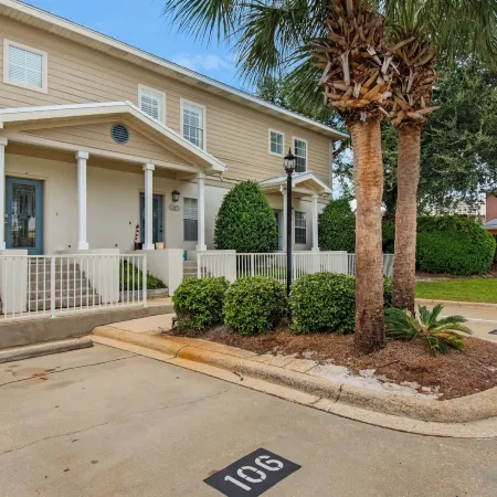 .2 Miles from Beach, Bright and Modern Townhome, 3Bd, 3BTH