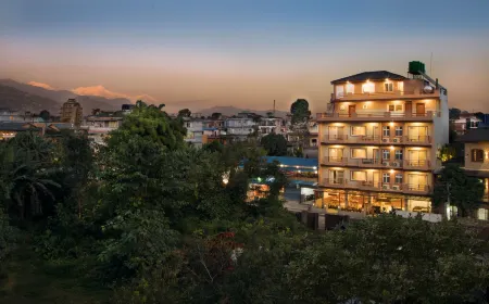 Hotel Lake Shore Отели рядом с достопримечательностью «Devi’s Fall Pokhara»