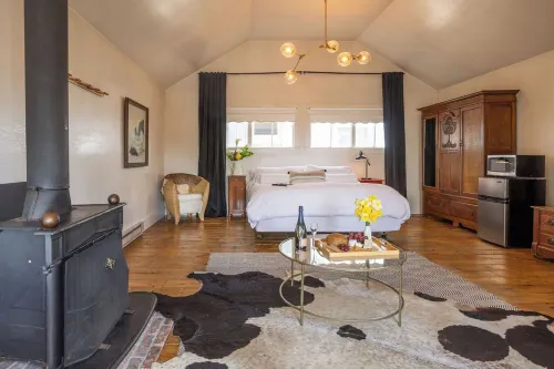Dennen's Victorian Farmhouse Hotels in Elk