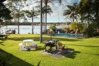 Lake Edge Holiday Units Hotels in Burrill Lake
