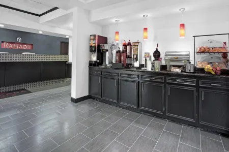 Ramada by Wyndham Pearl/Jackson Airport Отели в г. Брандон