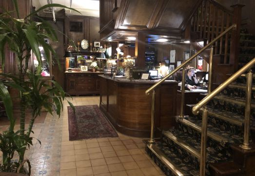 2. 파크 플라자 호..