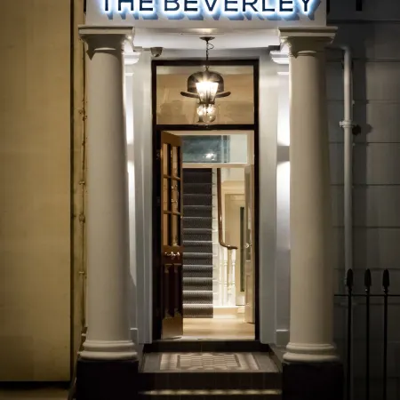 The Beverley Hotel London - Victoria Отели рядом с достопримечательностью «Конгресс-центр Emmanuel Centre»