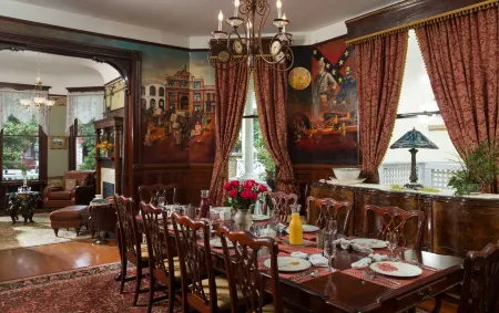 Azalea Inn and Villas Отели в г. Саванна