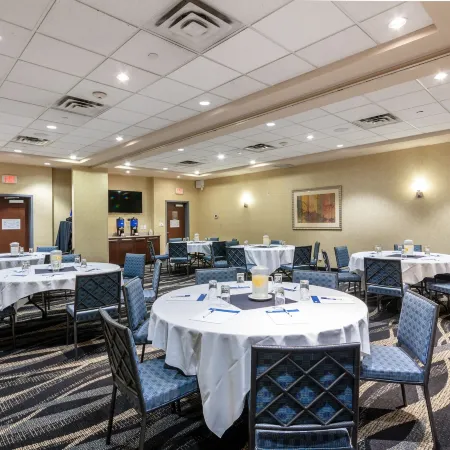 Holiday Inn Express & Suites Riverport Richmond by IHG