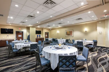 Holiday Inn Express & Suites Riverport Richmond Отели в г. Делта