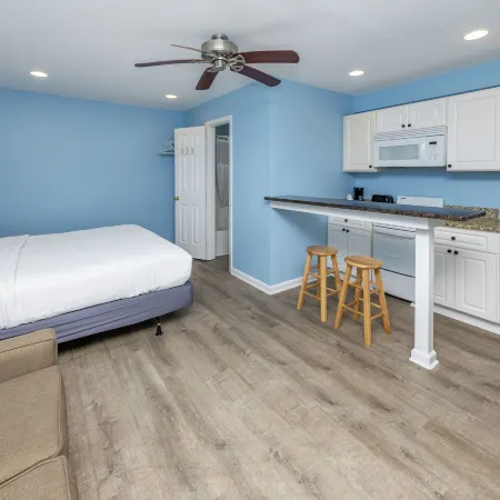 Commander Beach House Hotel
