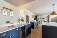 Luxury House Sleeps 14 with Secret Bar Near Bath Hotels in Warminster