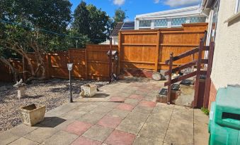Bristol 2-Bed Bungalow Sleeps 4 Parking