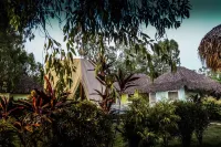 Las Dunas Surf Resort Hotel a 