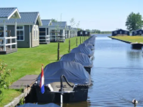 Lakeside Cottage with Boat Hotels in Giethoorn