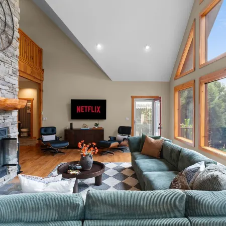 Luxury Chalet, Firepit, Sauna, Pet Friendly, 5 mins to Windham Mtn resort