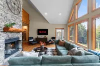 Luxury Chalet, Firepit, Sauna, Pet Friendly, 5 mins to Windham Mtn resort