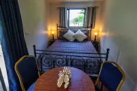 Maui Creek Bure's Tiny Home by the Creek! Hotel di Viti Levu