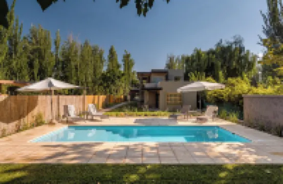 拉雷斯查克拉斯酒店