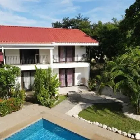 2-Bd Unit with Pool, 2 Blocks from Beach