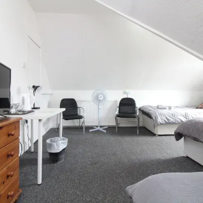 Pebbles Guest House Hotels near Mayflower Cruise Terminal