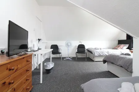 Pebbles Guest House Отели рядом с достопримечательностью «Oxygen Freejumping»