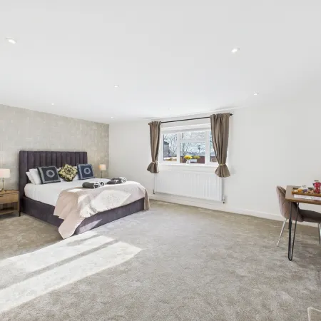 Central Guest Room - En-Suite Parking & Garden
