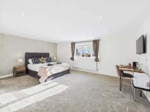 Central Guest Room - En-Suite Parking & Garden