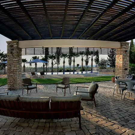 Incredible Large Villa In Paphos sleeps 14 Children Pool, Jacuzzi, Huge Garden