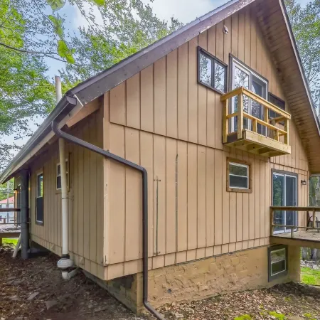 Poconos Chalet Newly Renovated, Great Location 3 Bedroom Home by RedAwning