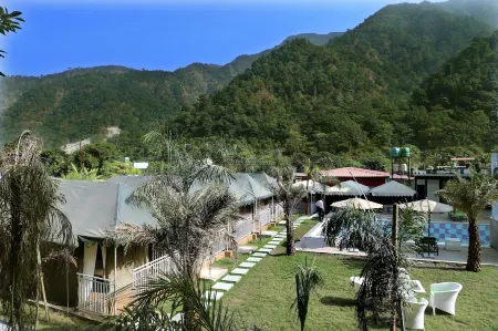 Heaven In Himalayas Отели рядом с достопримечательностью «Eden Rock River Resort»