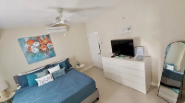 Sunny-shore Hideaway