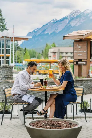 Elk + Avenue Hotel Отели рядом с достопримечательностью «Banff Registry»