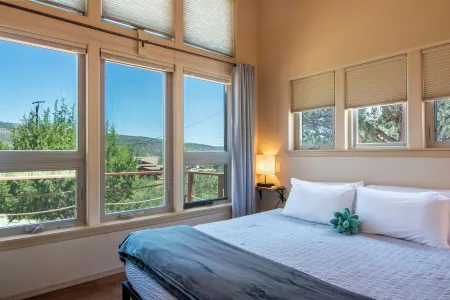 Hot Tub, Pool, King Bed, Views, Easy Access to Sedona Stargazer Cottage!