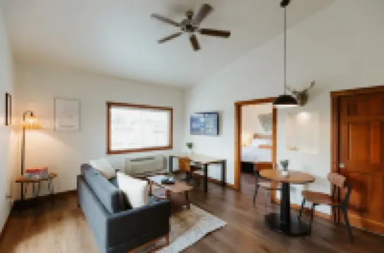 Stylish Suite with Full Kitchen and Scenic Access - Modern Haven