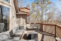 Cozy Retreat - 3 Fireplaces, Hot Tub, Fire Pit, Deck Hotels in Berkeley Springs