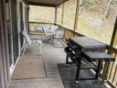 cabin on a stream Pendleton County otelleri