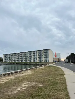 Rock & Roll Hideaway: Music-themed condo next to beach and bay with linens