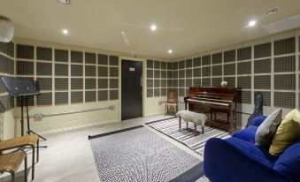 Sleek Student Studio in Prime London Location