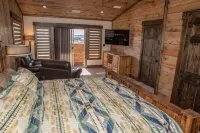 All-Season Luxury Mtn Retreat @ Lake w/ Hot Tub, Sauna, Adventure, Yellowstone