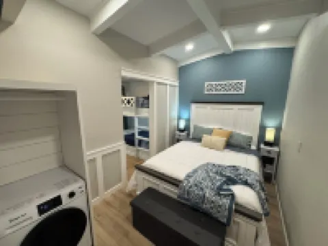 Perfect Lakeside Getaway - Renovated condo with ALL the amenities + Laundry! Hotels in 