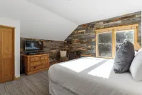 Best deck view of River Run ski slope 1 min walk to gondola/village 2 bed 2 bath