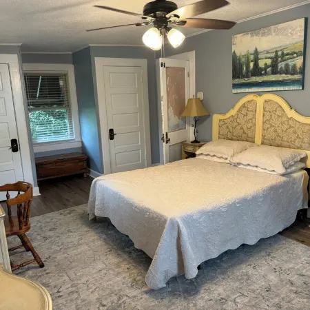 Charming and Historic Holly Cottage Carriage House in Downtown Tyler