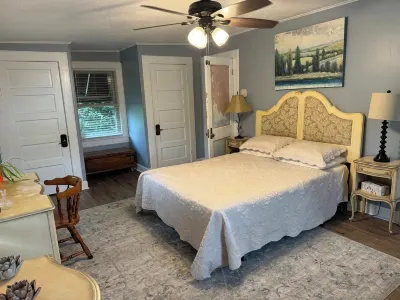 Charming and Historic Holly Cottage Carriage House in Downtown Tyler 鄰近GED Testing Service的酒店