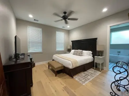 Four Bedroom Downtown Tomball Cottage Отели в г. Томбал