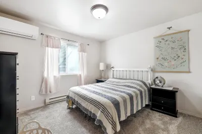 Charming 2-bedroom apartment in fantastic Twin Falls with WiFi, AC Hotels near Rock Creek Park