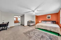 Charming 2-bedroom apartment near airport  in peaceful Cheektowaga