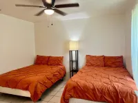 Large home for up to 14 guests in SPACE X city of  Brownsville TX with WiFi & AC Hoteles cerca de Gladys Porter Zoo