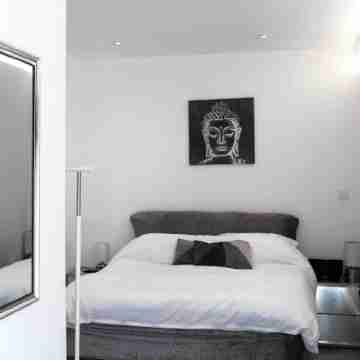 1 Bed Studio - Sleeps 2 - Smoking - Parking - Wifi Rooms