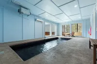 Smoky Poolside Chalet Отели в г. Севьервилл