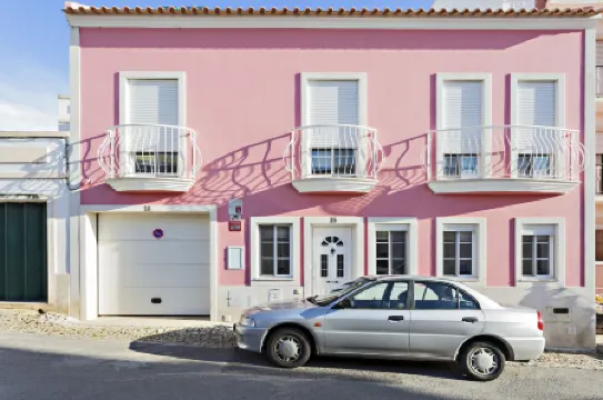 Pink House in Faro with 3 Bedrooms and 3 Bathrooms