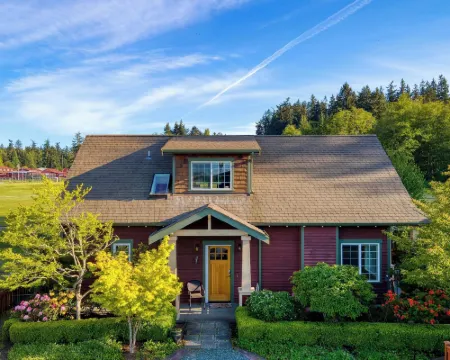 Sunny Backyard Fireplace Coastal Access in Peaceful Neighborhood Near Shopping Hotels in Langley